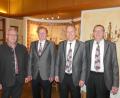 Bürgermeister Winfried Franz gratuliert den Geehrten Rudi Wolf und Helmut Hartmann zusammen mit Vorstand Helmut Hubmann (von links nach rechts).