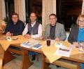 Bild: bsc
Mit einer umfangreichen Informations- und Aufklärungsversammlung startete die Freie Wählergemeinschaft Friedenfels in die heiße Phase des Kommunalwahlkampfes. Bürgermeisterkandidat Oskar Schuster (Zweiter von rechts) sowie die Gemeinderatskandidaten Reinhard Stumreiter (links) und Gertraud Kappauf (rechts), erhielten dabei Unterstützung von Landratskandidat Ely Eibisch (Zweiter von links).