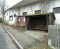 Bild: Portner
Das Bushäuschen in Lind ist schon länger kein Schmuckstück mehr. Der städtische Bauhof zimmert deswegen zur Zeit einen Ersatzbau. Wie im Bauausschuss am Dienstag zu hören war, wird auch die Außenanlage neu gestaltet.