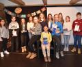Bild: Kunz
Die Mitwirkenden am Kreisentscheid des Vorlesewettbewerbs. Siegerin ist Grace Storm (auf dem Sessel sitzend). Links daneben ist Greta Schiffer, rechts Sophie Machner zu sehen.