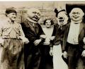 Bild: exb
Georg Krämer, Karl Schmid, Berta Ziegler, Edi Landgraf, Karl Gissibl, Anna Vogl und Hans Wittmann (von links) gehen 1935 als "Großkopferte" verkleidet zum Weiberfasching, in Moosbach nascha Pfinsta genannt.