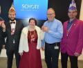 Bild: jr
Mit dem Faschingsorden des Mitterteicher Gaudiwurms bedankten sich Prinz Patrick II. und Prinzessin Susanne II. bei ihren Chefs bei der Schott AG, Markus Scharnagl (links) und Karsten Hennig (Zweiter von rechts). Mit dabei war auch Gaudiwurm-Vorsitzender Michael Zintl (rechts).
