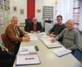 Bild: enz
Rektorin Karin Gleißner, Leonbergs Bürgermeister Johann Burger (Leonberg), Bad Neualbenreuths Bürgermeister Klaus Meyer, Geschäftsführer Stefan Döllinger und Karlheinz Hoyer, Zweiter Bürgermeister von Waldsassen (von links), bei der Schulverbandssitzung in der Grundschule Bad Neualbenreuth.