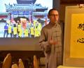 Bild: hcz
Sebastian Flaschel mit einer chinesischen Kalligraphie, wie sie jeder der Reisegruppe (im Hintergrund) von den Gastgebern im Shaolin-Tempel erhalten hat.