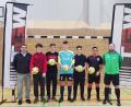 Bild: gä
Siegerehrung der B-Junioren: Die Spielführer der teilnehmenden Mannschaften stellten sich mit dem Ausbildungsleiter der TGW Software Services GmbH, Richard Gleissner (links), sowie FC-OVI-Teunz-Jugendleiter Werner Gabler (rechts) zum Erinnerungsfoto.