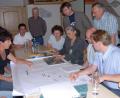 Archivbild: ow
Die Dorferneuerung Filchendorf ist ein Vorzeigeprojekt. Dank vieler engagierter Filchendorfer und eines regen Bürgermeisters ist ein neues Ortszentrum mit geringem finanziellen Aufwand für die Gemeinde geschaffen worden. In der Planungsphase wurden die vielen Ideen mit Bürgermeister Wolfgang Haberberger (hintere Reihe, Mitte) gleich vor Ort diskutiert. Dieses Thema wird die Bürger auch weiterhin noch beschäftigen.