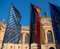 Bild: Sven Hoppe/dpa
Die Fahnen von Bayern, Deutschland und Europa stehen vor dem bayerischen Landtag.
