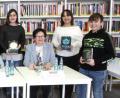 Bild: Hirsch
Acht Schulsieger stellten sich der Jury (sitzend). Am Ende gewann Lina Wellenreiter (Vierte von rechts) den Regionalentscheid des 61. Vorlesewettbewerbs des Deutschen Buchhandels.