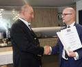 Bild: wro
Die Entlass-Urkunde wurde Dr. Wolfgang Eckstein vom Leiter des Bereichs Oberpfälzer Schulen, Thomas Unger (rechts), feierlich überreicht.
