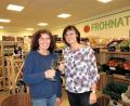 Bild: ubb
Margit Mayr (rechts) stößt mit ihrer Kollegin Roswitha Ulrich auf 33 gemeinsame Jahre im Bioladen "Frohnatur" an. Die beiden Pionierinnen haben in der weitläufigen Region den Einkauf von gesunden Lebensmitteln in Bioqualität maßgeblich in den Fokus der Öffentlichkeit gebracht.