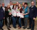 Bild: wro
Die BRK-Vertreter Cornelia Klarner (links) und Richard Meierl (rechts) dankten den treuen Blutspendern (ab Zweiter von links) Stefan Kraus, Erika Ahl, Walter Wachsmann, Christine Mark, Manfred Beer, Christine Höcht, Karl Bauer und Johanna Wührl.