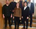 Bild: exb
Stellvertretender Schulleiter Martin Meier (rechts) begrüßt die neuen Kollegen (hinten, von links) Michael Stiller (Physik, Erdkunde) und Patrick Pongratz (Kunst) sowie (vorne, von links) 	
Philipp Lautenschläger (Deutsch, Sozialkunde), Monika Peter (Latein, Deutsch, katholische Religionslehre) und Eva Nelz (Französisch, Spanisch) am Eschenbacher Gymnasium.