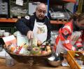 Bild: Roberto Pfeil
Peter Winter kocht Gerichte, die man ohne Elektrizität und ohne Leitungswasser kochen kann.