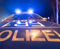 Bild: Patrick Seeger
Ein Polizeifahrzeug steht mit Blaulicht auf der Straße. Foto: Patrick Seeger/dpa/Archivbild