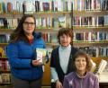 Bild: gis
Bücherstadl-Chefin Selma Markhof (Mitte) und Kollegin Elisabeth Braun gratulien Ondina Braun (links) zum "Titel" der 300. Leserin.