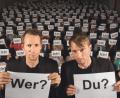 Bild: Georg Anderhub
„Ohne Rolf“ haben mit der „Erlesenen Komik“ eine komplett neue Kleinkunstform geschaffen. Sprechen heißt bei ihnen Blättern. Die auf 1000 Plakate gedruckten knappen Sätze wie auch das Geschehen zwischen den Zeilen sind witzig, spannend und gelegentlich sogar musikalisch.