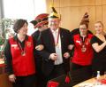 Bild: Hirsch
Damen des Seelania-Elferrates hakten sich bei Oberbürgermeister Andreas Feller ein und drehten mit ihm eine Runde durch das Amtszimmer.