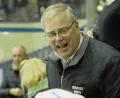Bild: A. Schwarzmeier
Ken Latta feuert sein Team an. Auch wenn das Erreichen der Play-offs schwierig wird, gibt der Trainer der Blue Devils die Hoffnung nicht auf. Am Wochenende treffen die Weidener auf das Spitzenduo Memmingen und Regensburg.