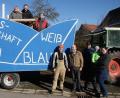 Bild: wro
Die Vorbereitungen sind erledigt. Der Prunkwagen der Faschingsgesellschaft Weiß-Blau ist in einer Werkstatt in Muckenthal fertig- und vorgestellt worden. Wer am 17. Wiesauer Faschingszug teilnehmen möchte, kann sich bei Vorsitzender Katharina Gleißner (vorne rechts) noch anmelden.