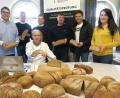 Bild: Hirsch
Brotprüfer Manfred Stiefel (sitzend) gratulierte den Vertretern der prämierten Bäckereien zu den guten Produkten, die sich abgeliefert hatten.
