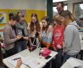 Bild: dob
Beim Präventionsprojekt "Digi Camp" beschäftigten sich die Realschüler ausnahmsweise auch einmal im Unterricht mit Smartphones & Co. Konrektor Kilian Graber schaut den Schülern dabei über die Schulter. Das Thema "Immer online - nie mehr allein" war ein gemeinsames Projekt der Barmer Krankenkasse und BG3000 in Zusammenarbeit mit dem TÜV Rheinland.