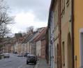 Bild: ow
Die Stadt will für den Erhalt der markanten Bausubstanz am Marktplatz ein kommunales Förderprogramm auflegen. In der jüngsten Stadtratssitzung wurde die Grundlage dafür geschaffen. Mit einer Gestaltungsfibel wird den Bauwilligen ein Leitfaden zur Sanierung gegeben.