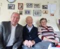 Bild: inl
Vor vielen Erinnerungsbildern an bedeutende Momente aus Franz und Maria Schallers Leben: Kümmersbrucks Bürgermeister Roland Strehl (links) gratulierte dem gebürtigen Inselsberger (Mitte) zum 90. Geburtstag.
