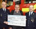 Bild: no
Eine außergewöhnliche Spendenaktion: Mathias Wankel aus Neuöd überreicht als Privatperson. einen Scheck in Höhe von 1500 Euro an den Vorsitzenden der Feuerwehr Illschwang, Georg Graf (rechts), und seinen Stellvertreter Konrad Hochholzer (links).