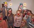Bild: sön
Viel Spaß haben die Kinder mit Hans Ram (mit Zylinder) als Clown.