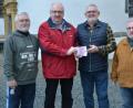 Bild: dob
Roberto Troll, Josef Schmid und Sigurd Passow (von links) überreichen 1000 Euro an Herbert Putzer, Vorsitzender der Kinderkrebshilfe in der Region Oberpfalz Nord.