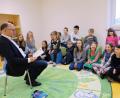 Bild: do
Ein Leben ohne Bücher ist wie eine Kindheit ohne Märchen, sagt Albert Nickl. Im Wissen um den Bildungswert des Lesens besucht der Schulverbandsvorsitzende die offene Ganztagsschule und liest spannende Geschichten vor.