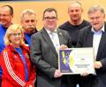 Bild: exb
Stefan Schmitt, Kreis-Ehrenamtsbeauftragter des Bayerischen Fußballverbandes, übergab die Goldene Raute mit Ähre an den TSV-Vorsitzenden Manfred Porsch Viert ud Sechster von links). Mit im Bild sind: (von links) Christian Müller, Zweite Vorsitzende Angela Kreutzer, Jürgen Höreth, Werner Knappe und Christian Porsch.