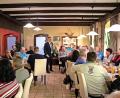 Bild: jma
Vor vollem Haus spricht Bürgermeisterkandidat Marcus Gradl beim Weißwurstfrühstück des CSU-Ortsverbandes Eschenbach.