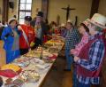 Bild: jr
Sturm ans reichhaltige Buffet: 26 selbst gebackene Kuchen und Torten standen zur Auswahl. Anstellen mussten sich selbst Queen Elizabeth II. (Marianne Bauernfeind) und Prinz Philip (Herma Laumer) sowie Stadtpfarrer Anton Witt (hinten).