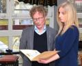 Bild: JOCHEN NEUMANN 
ERBENDORF
Rektorin Sabine Graser überreichte an Studienrat Bernhard Reis ganz offiziell die Urkunde über seine Versetzung in den Ruhestand.