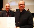 Bild: ld
Nach einem Gottesdienst zum siebten Jahr der Bischofsweihe zeichnete Bischof Rudolf Voderholzer verdiente Priester und Laien aus. Der aus Brand stammende Pfarrer Holger Kruschina wurde zum Bischöflich Geistlichen Rat ernannt.