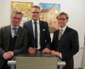 Staatsminister Bernd Sibler, Heribert Tommek (Literaturarchiv Sulzbach-Rosenberg e.V.) und Martin Krafl ((Tschechisches Literaturzentrum, von links) brachten die bayerisch-tschechische Kooperation auf den Weg.