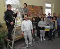 Bild: Dobmeier
Die Praxisklasse der Pestalozzi-Mittelschule griff zu Farbe, Rolle und Pinsel und renovierte die Gänge der alten Hans-Sauerschule, zur Freude der Projektbeteiligten.