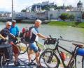 Repro: hka
Einwöchige Radtouren gehören für Eugen Eckert (rechts) zum Sommer. Seine Mitfahrer vor der Kulisse Salzburgs sind (von links) Walter Hörmann und Theo Schleicher.