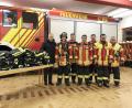 Bild: jma
Bürgermeister Jürgen Kürzinger (links) übergibt im Gerätehaus die neuen Schutzhosen für die Feuerwehr.