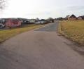 Bild: ral
Die Bürgermeister-Delling-Straße eine wichtige Straße in Trisching. Sie soll als erste ausgebaut werden.