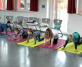 Bild: fvo
Die Kinderyogaübung "Die Katze" macht den Mädchen und Buben sichtlich Spaß und aktiviert die Wirbelsäule.