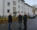 Bild: jr
Noch heuer sollen diese beiden Wohnblocks in der Wiesenstraße abgerissen werden. Auf dem Grundstück soll dann ein Neubau mit 15 Mietwohnungen entstehen, die bis Ende 2021 bezugsfertig sein sollen. Vorgestellt wurde das Projekt von Architekt Thomas Sticht, Bürgermeister Roland Grillmeier und Verwaltungsmitarbeiter Florian Krieglsteiner (von links).