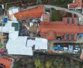 Bild: jp
Die Baustelle Polizeifachhochschule Klosterburg Kastl mit dem sanierten Gebäude des ehemaligen Ungarischen Mädcheninternats (rechts unten auf dem Bild), in das Anfang März die ersten 60 Polizeifachhochschüler einziehen werden.