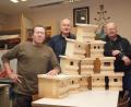 Bild: sön
Unter Anleitung von Robert Aufleger (links) bauten Mitarbeiter des Werkhofs wie Wojciech Böhm (rechts) im Werkraum des Klosters über 30 Nistkastensysteme. Jürgen Zach (Mitte), Verwaltungsleiter des Klosters, freut sich auf weitere gute Zusammenarbeit. Das Nistkastensystem soll künftig auch im Klosterladen zu bekommen sein.