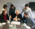 Bild: glb
Die WGW (Wahlgemeinschaft Weigendorf) vor Ort: Projektleiter Siegfried Kühn (Mitte) stellt die Pläne vor und diskutiert mit 2. Bürgermeister Fabian Bräutigam (links), Gemeinderat Thomas Dotzler (Bauausschuss) und den jungen WGW-Gemeindratskandidaten Melanie und Oliver Schmidt und Simon Ertel Details.