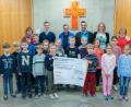 Bild: flt
Kinder der Grundschule Plößberg mit ihrer Schulleiterin Irmgard Wittmann (links) und ihrer Stellvertreterin Rita Reitinger (rechts) bedankten sich bei den Spenden-Überbringern (ab hinten Zweite von rechts) Anja Birkner, Michael Haubner (beide JU), Toni Härtl (SV Schönkirch) und Florian Löw (JU)