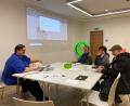 Bild: Raß, Magdalena
Bei der digitalen Sprechstunde tauschen sich Leser mit Technikexperten von Oberpfalz-Medien wie Peter Müller (links) aus.