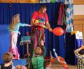 Bild: u
Absoluter Star beim ausverkauften Kinderfasching des Zwergerltreffs ist der Zauberer vom Hexenberg. Er zieht mit seinen Wortspielereien und Zauberkünsten Jung wie Alt in den Bann.