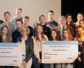 Bild: Wolfgang Steinbacher
Für das P-Seminar Escape Room gibt es nicht nur einen Preis. Mit ihren Einnahmen unterstützen die Schüler auch noch zwei andere Projekte. 400 Euro überreichen sie an die Selbsthilfegruppe Krebskranker Kinder Amberg-Sulzbach und 1000 Euro an ein anderes P-Seminar, das ein Waisenhaus in Ghana unterstützt.